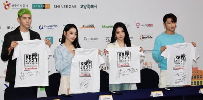 [TEN포토] 카드 '희망티셔츠 세레모니'