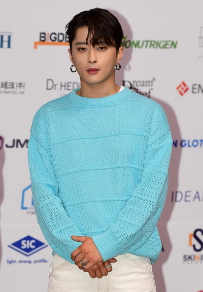 [TEN포토] 카드 제이셉 '두 손 모아 다소곳하게'