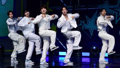 [TEN포토] 더뉴식스 '그때 그시절 안무'