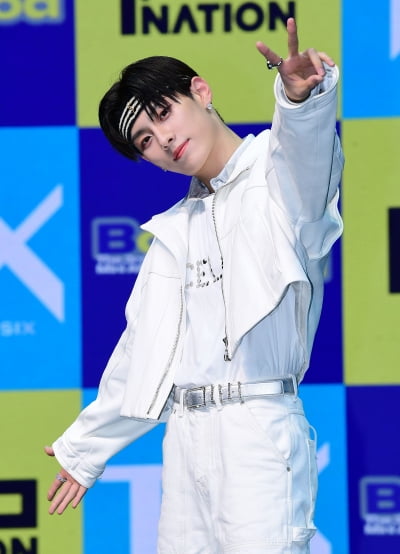 [TEN포토] 더뉴식스 우경준 '삐딱해도 잘생김'