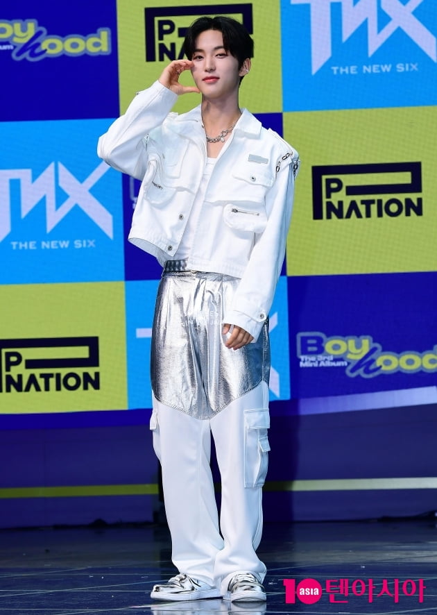 더뉴식스 은휘 "회사 대표 싸이, 정성 쏟아…레트로풍 타이틀곡, 색달랐다"