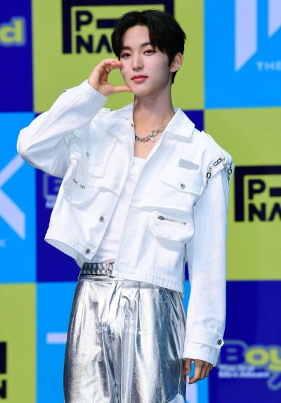 [TEN포토] 더뉴식스 은휘 '샤프한 턱선'