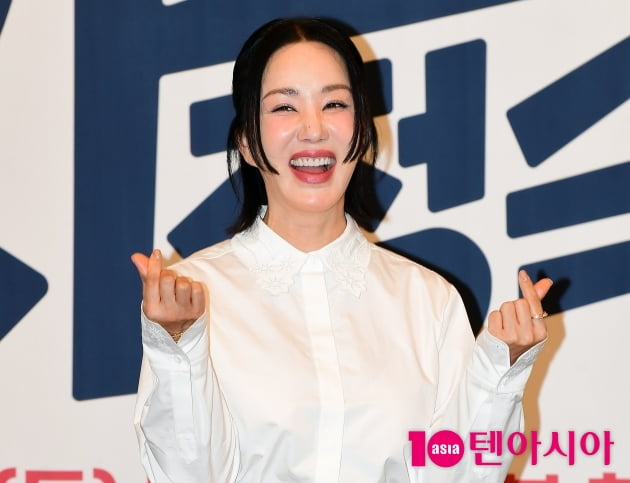 박세리 버금가는 재력女…엄정화, 79만원 뮬 슬리퍼로 눈길