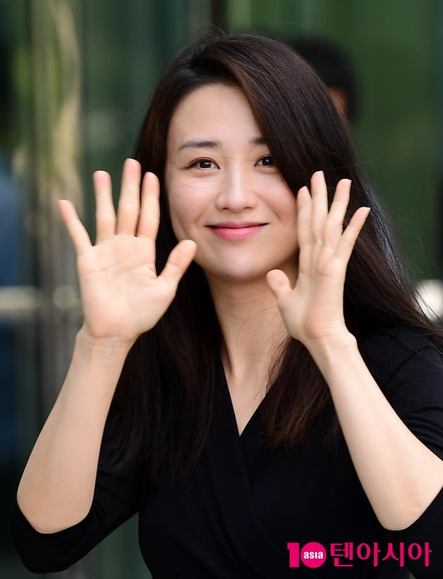 [TEN포토] 박하선 '청순미 뿌리며 인사'