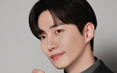 이준호, 또 여심 홀린다…곤룡포 벗고 쓰리피스 슈트 입은 재벌 3세('킹더랜드')