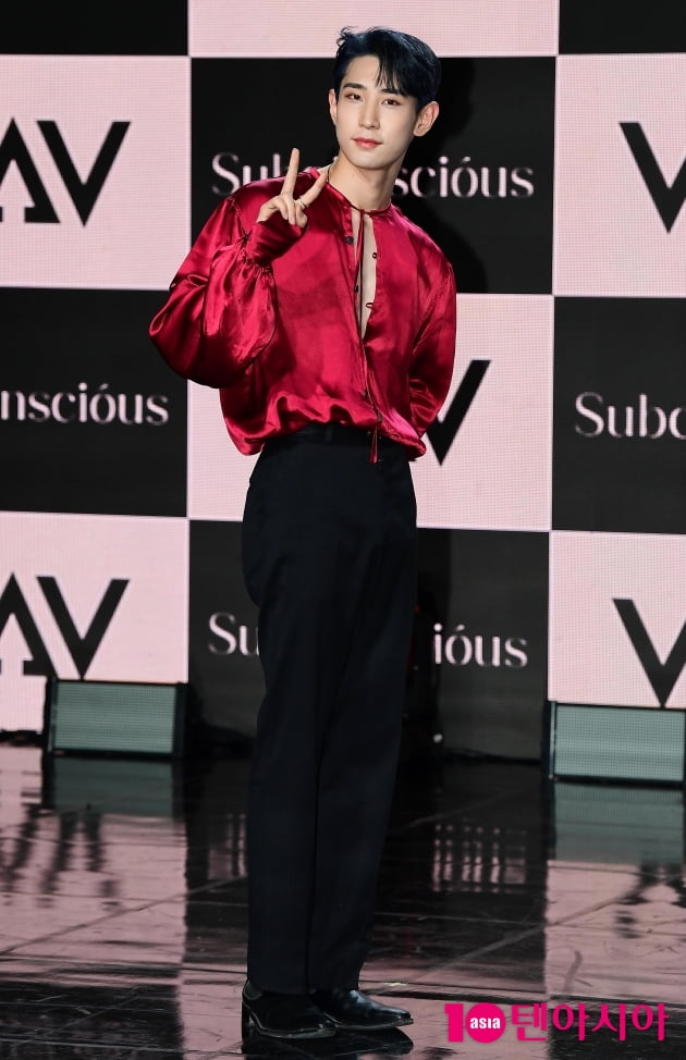 [TEN포토] VAV 로우 '강렬한 레드'