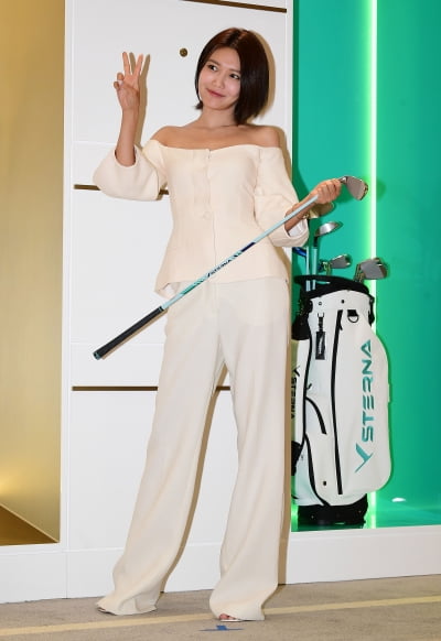 [TEN포토] 수영 '귀엽게 브이'