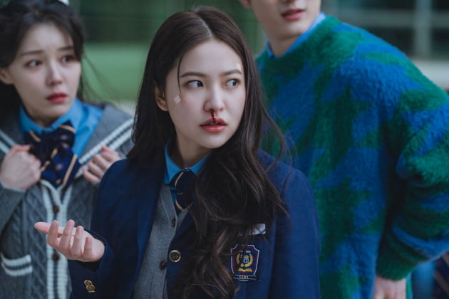 '더 글로리' 연진이가 생각나네…꼬부기 예리의 변신('청담국제고등학교')