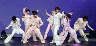 [종합] 다크비 "새 앨범 '아이 닛 럽' 95점…우리는 '오점' 없기에"… '4세대 에너자이저'의 포부