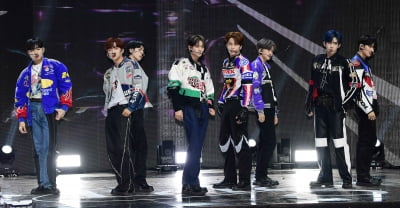 [TEN포토] 루네이트 '무사히 마친 데뷔 무대'
