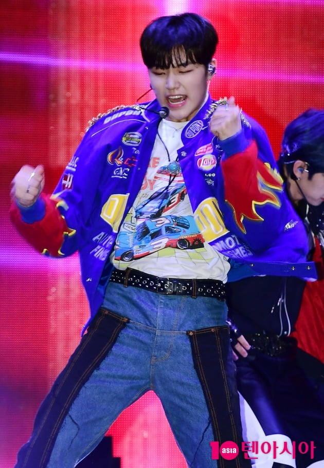 [TEN포토] 루네이트 은섭 '파워 넘치는 막내'