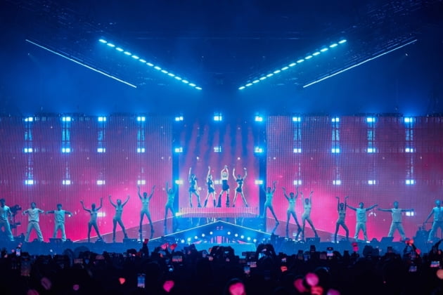 블랙핑크, '로제 고향' 호주서 4년 만의 콘서트…4회 공연 매진→블링크 '환호'