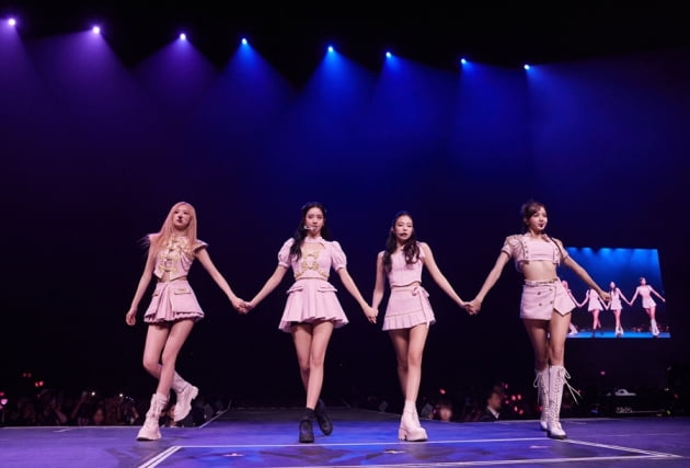 블랙핑크, '로제 고향' 호주서 4년 만의 콘서트…4회 공연 매진→블링크 '환호'