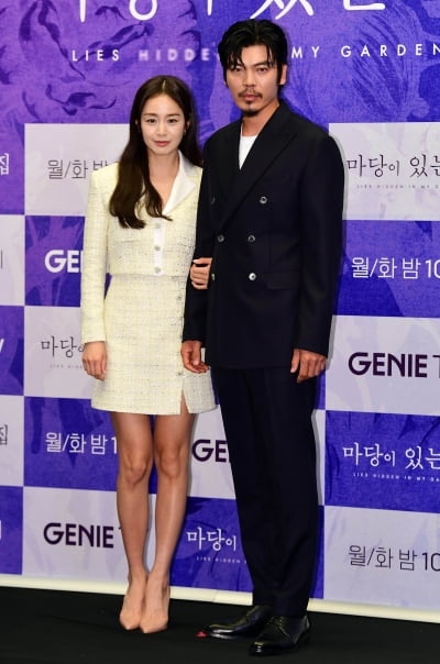 [TEN포토] 김태희-김성오 '미스터리한 부부'
