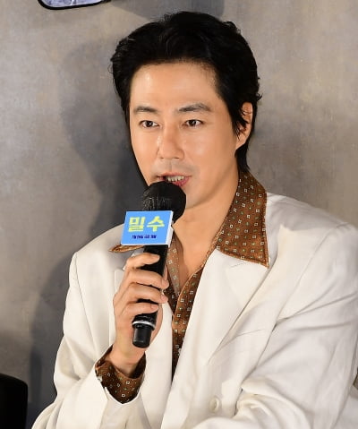 [TEN포토] 조인성 "김혜수와 염정아는 정해져 있고 나머지는 시간나는 사람들이 모여서 만들었다"