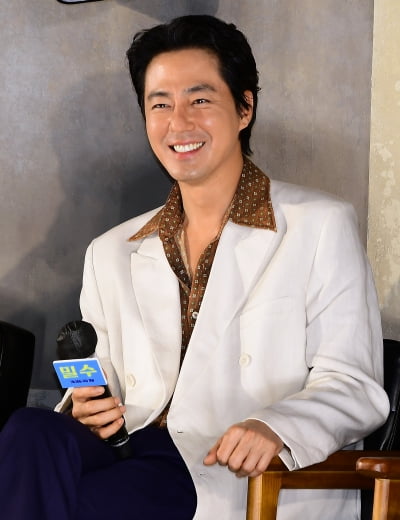 [TEN포토] 조인성 '매력적인 미소'