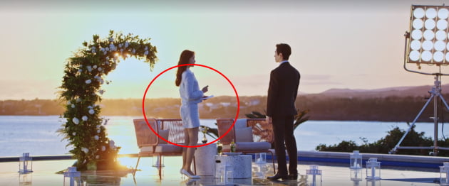 이준호 앞에 선 ♥임윤아, 걸친 것만 700만원대 투피스…화려한 호텔리어