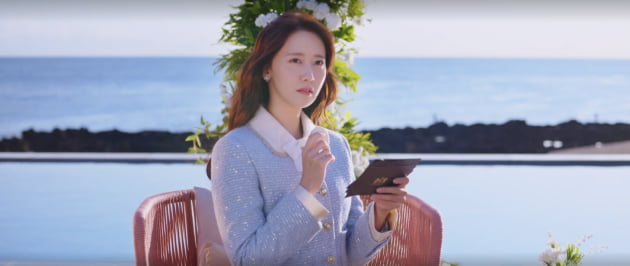 이준호 앞에 선 ♥임윤아, 걸친 것만 700만원대 투피스…화려한 호텔리어