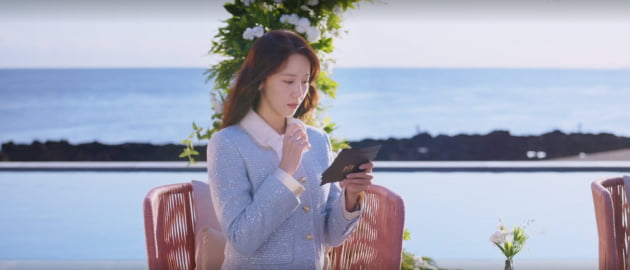 이준호 앞에 선 ♥임윤아, 걸친 것만 700만원대 투피스…화려한 호텔리어