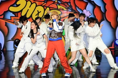 [TEN포토] 김재환 '유쾌한 무대'