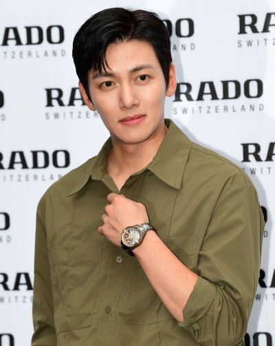 [TEN포토] 지창욱 '콧날에 베이겠네'