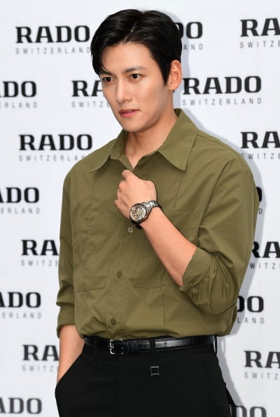 [TEN포토] 지창욱 '샤프한 턱선'