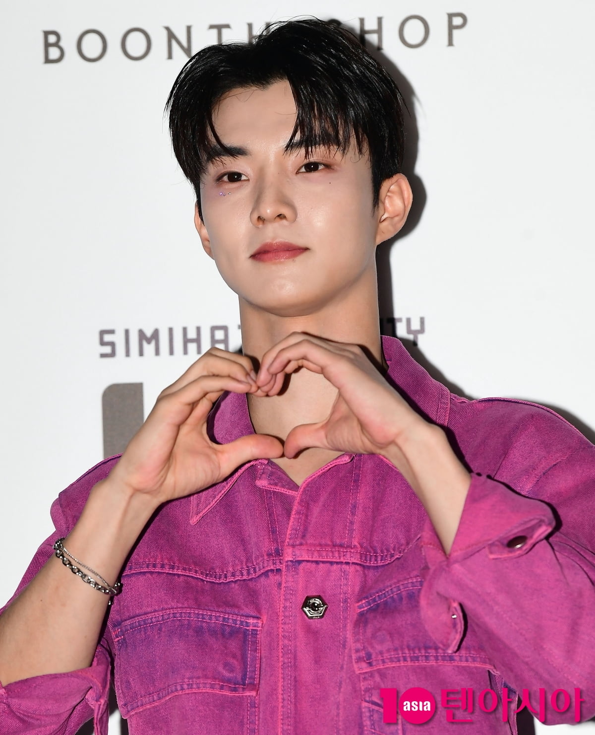 [TEN포토] 더보이즈 큐 '여심 탈취범의 하트'