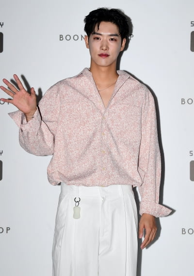 [TEN포토] 타쿠야 '조각상의 인사'