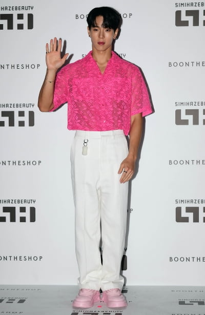 [TEN포토] 몬스타엑스 셔누 '섹시한 시스루'