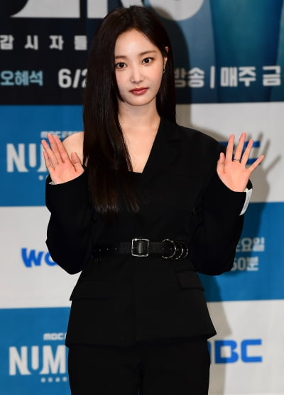 [TEN포토] 연우 '손 흔드는 인형'