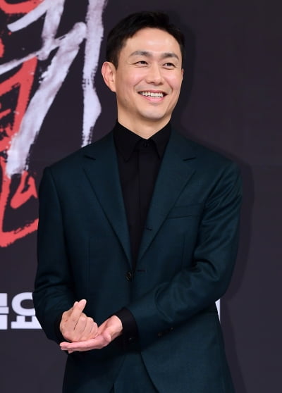 [TEN포토] 오정세 '수줍은 하트'