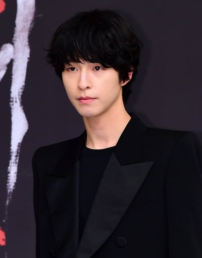 [TEN포토] 홍경 '오늘도 잘생김'