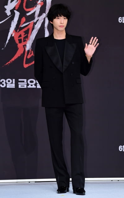 [TEN포토] 홍경 '대세남의 인사'