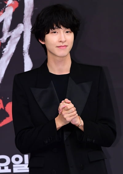 [TEN포토] 홍경 '하트는 다음 기회에'