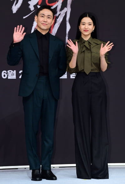 [TEN포토] 오정세-김태리 '악귀를 보는자와 악귀에 씌인자'