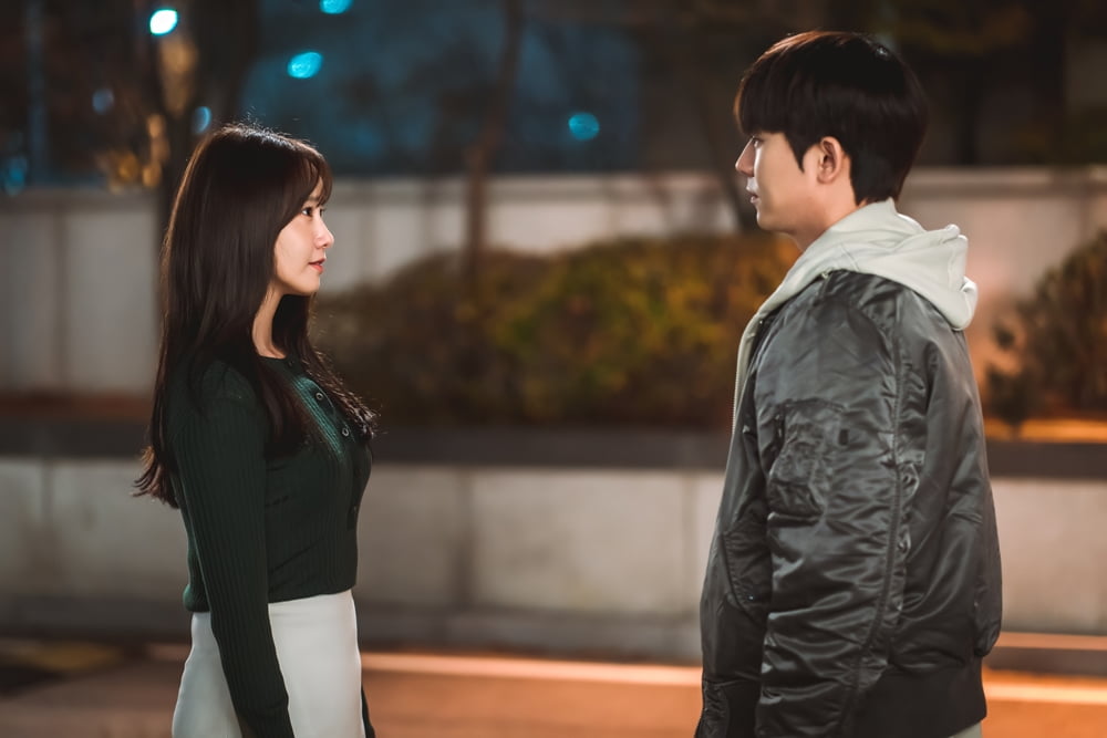 임윤아, ♥이준호 보는데 다른 男과 포옹('킹더랜드')