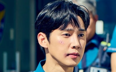 박성훈, '더 글로리' 전재준 얼굴 사라졌네…여심 홀릴 경찰 제복핏('남남')