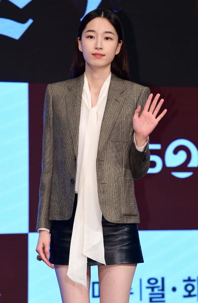 [TEN포토] 원지안 '인사는 시크하게'