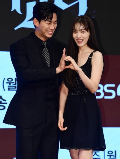[TEN포토] 옥택연-윤소희 '하트는 즐거워'