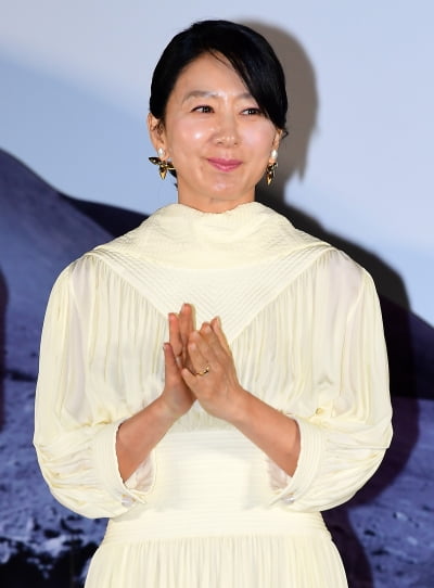 [TEN포토] 김희애 '빛나는 물광피부'