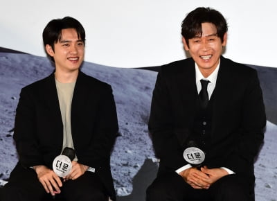 [TEN포토] 도경수-설경구 '아이돌과 지천명 아이돌 화기애애'