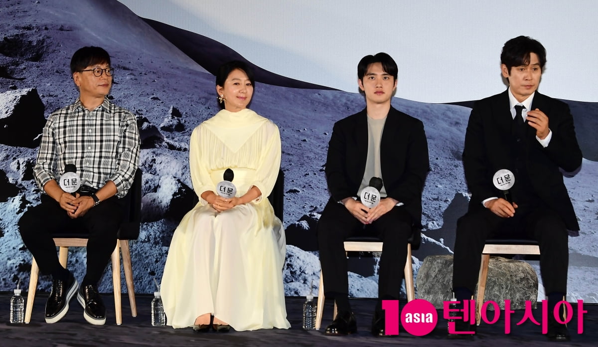 [TEN포토] 김용화 감독-김희애-도경수-설경구 '영화 '더 문' 주인공들'