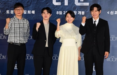 [TEN포토] 영화 '더 문' 힘찬 파이팅!