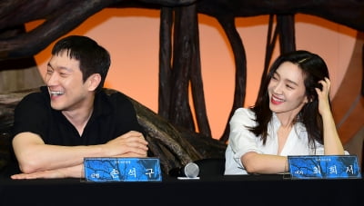 [TEN포토] 손석구-최희서 '수다는 즐거워'