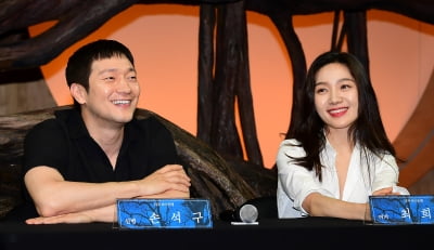 [TEN포토] 손석구-최희서 "돈 없어서 연극 5일만 공연했었는데...''