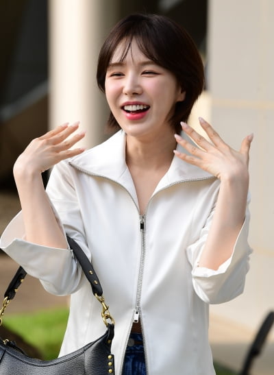[TEN포토] 레드벨벳 웬디 '오늘 너무 더워요'