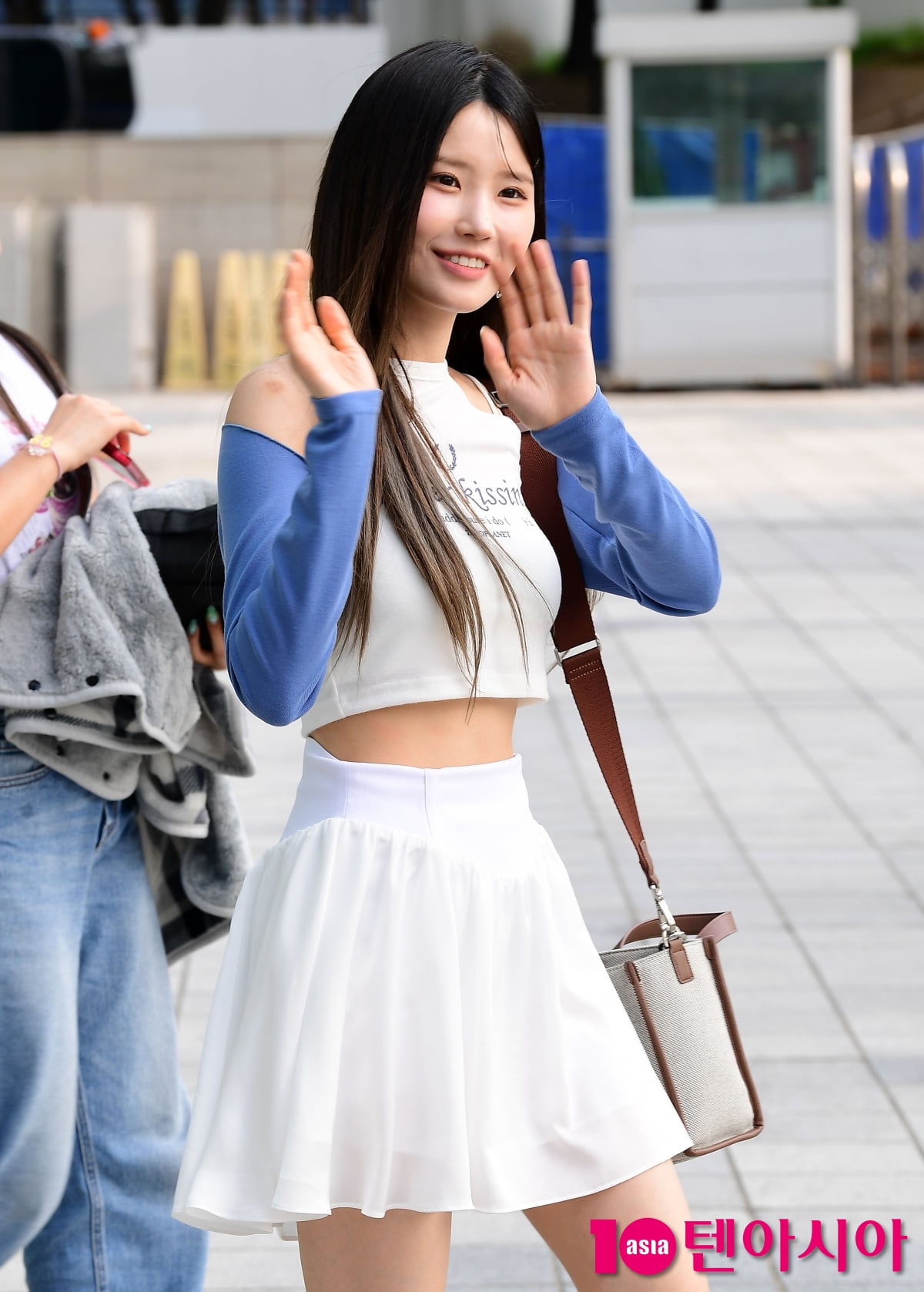 [TEN포토] 프로미스나인 송하영 '인사하는 인형'