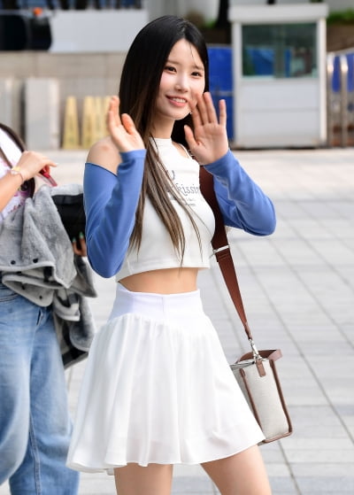 [TEN포토] 프로미스나인 송하영 '인사하는 인형'