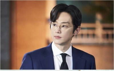 권율,엘리트 귀족 검사로 완벽 변신…슈트핏 美쳤다('오당기')