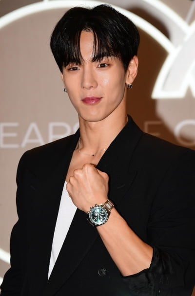 [TEN포토] 몬스타엑스 셔누 '샤프한 턱선'